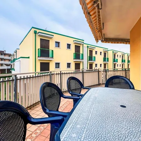 Modern With A Spacious Terrace Appartement Bibione
